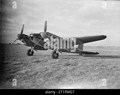 Avions de la Royal Air Force 1939-1945- de Havilland DH.98 Mosquito. Mosquito B Mark IX, ML914 ?Nigeria?, sur le terrain, 1943. Acheté grâce à des dons du Nigeria, le ML914 est devenu un vétéran de plusieurs opérations importantes avec le No.105 Squadron RAF entre septembre 1943 et avril 1945. Banque D'Images