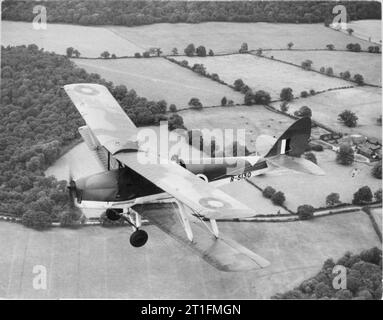 Les avions de la Royal Air Force, 1939-1945- le de Havilland DH.82 Tiger Moth. DH.82A Tiger Moth Mark II, R5130, en fuite. Cet avion a servi avec n° 3, le pool de pilotes Ferry Transport aérien et auxiliaire n° 3 de l'École d'instructeurs de vol pendant la Seconde Guerre mondiale, avant qu'un autre huit années de service avec la RAF dans les années d'après-guerre. Il a finalement été vendu pour usage civil comme G-APOV en 1953. Banque D'Images