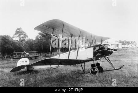 L'aviation en Grande-Bretagne avant la Première Guerre mondiale, un biplan Avro 504 avec un 80 chevaux de puissance du moteur Gnome, sur le terrain. Un autre appareil non identifié est debout à l'arrière-plan. Banque D'Images