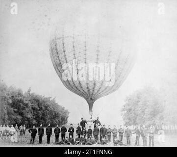 L'aviation en Grande-Bretagne avant la Première Guerre mondiale, les soldats du Royal Engineers (balloon") se tenait devant le panier d'un ballon d'observation entièrement gonflé, certains hommes en kilts sont reportés à la pointe de la photographie. Droit légèrement surexposée. Banque D'Images