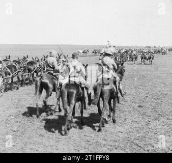 La Seconde Guerre des Boers, Anglo - 1899-1902. Canada Les troupes britanniques et les wagons de Sir Redvers Buller colonne de secours l'avance sur Ladysmith en février 1900. Banque D'Images