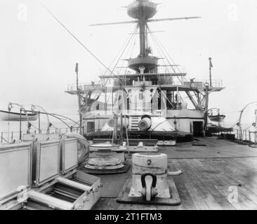 . Cuirassé britannique HMS Hannibal : vue de la tourelle 'y' (canons Mk VIII de 12 pouces) et de la superstructure depuis le quart de pont. Banque D'Images