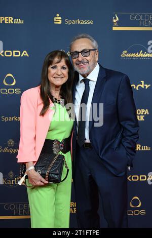 Leipzig, Allemagne. 13 octobre 2023. L'acteur Wolfgang Stumpf et son épouse Christiane assistent à la cérémonie de remise des prix des médias « Goldene Henne ». Le prix du public sera remis pour la 29e fois lors d'un gala de télévision à Leipzig. Crédit : Hendrik Schmidt/dpa/Alamy Live News Banque D'Images