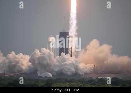Cape Canaveral (États-Unis d ' Amérique). 13 octobre 2023. Une fusée SpaceX Falcon Heavy avec le vaisseau psyché à bord explose sur le Launch Complex 39a au Kennedy Space Center, le 13 octobre 2023, à Cape Canaveral, en Floride. La fusée transportera le vaisseau spatial psyché de la NASA vers un astéroïde riche en métaux en orbite autour du Soleil Crédit : Aubrey Gemignani/NASA/Alamy Live News Banque D'Images