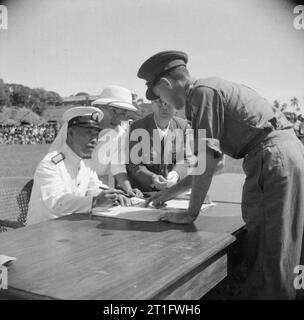 La réoccupation des alliés les îles Andaman, 1945 Vice-amiral Tiezo Hara signe le document confirmant la remise officielle des forces japonaises dans les îles Andaman. La cérémonie a eu lieu à 10h sur le terrain de sport, Gymkhana Port Blair. Banque D'Images