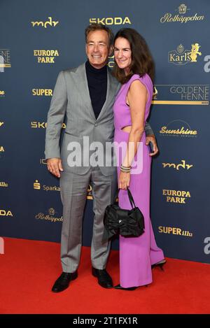 Jan Sosniok mit Ehefrau Nadine Sosniok BEI der VERLEIHUNG DER GOLDENEN HENNE 2023 in der Media City in Leipzig am 13.10.2023 - Roter Teppich *** Jan Sosniok avec sa femme Nadine Sosniok à l'ATTRIBUTION DE LA POULE D'OR 2023 in la ville des médias à Leipzig sur 13 10 2023 tapis rouge Banque D'Images