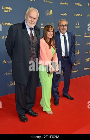 Gunther Emmerlich, Wolfgang Stumph mit Ehefrau Christine Stumph BEI der VERLEIHUNG DER GOLDENEN HENNE 2023 in der Media City in Leipzig am 13.10.2023 - Roter Teppich *** Gunther Emmerlich, Wolfgang Stumph avec son épouse Christine Stumph à la REMISE DE LA GOLDEN HEN 2023 à la Cité des médias à Leipzig sur tapis rouge 13 10 2023 Banque D'Images