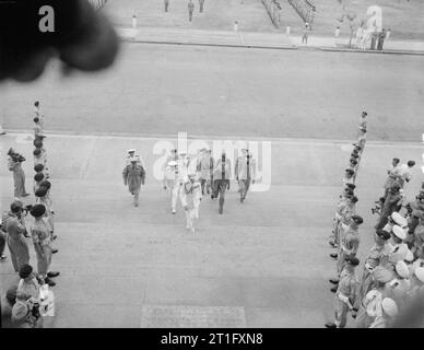 Les Armées du Sud japonais capituler à Singapour, 1945 Lord Louis Mountbatten, Commandant suprême allié de l'Asie du sud-est, accompagné par le général Sir William Slim (à droite) et son personnel arrivent à l'édifice, depuis Singapour, pour la signature de l'acte de cession. Banque D'Images