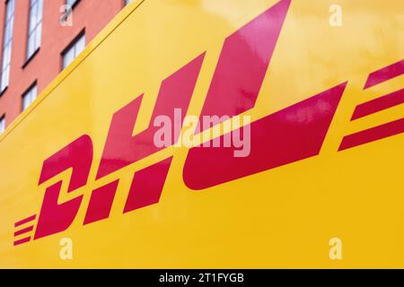 Munich, Allemagne - 05 avril 2023 : logo de la société DHL sur un camion de livraison jaune. DHL est une société logistique allemande fondée aux États-Unis, livrant OV Banque D'Images