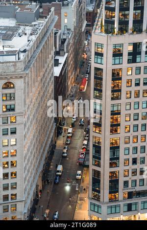 New York City, New York - 12 octobre 2023 : scène de rue de Midtown Manhattan, NY vu de dessus montrant des voitures, des gens et des bâtiments Banque D'Images