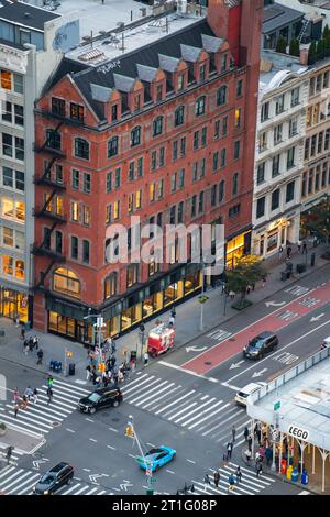 New York City, New York - 12 octobre 2023 : scène de rue de Midtown Manhattan, NY vu de dessus montrant des voitures, des gens et des bâtiments Banque D'Images