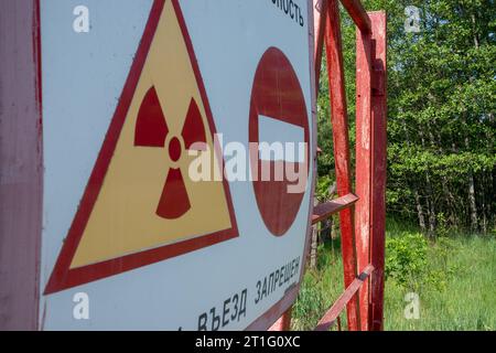 Un panneau d'interdiction indiquant un risque de rayonnement à l'entrée de la zone d'exclusion au Bélarus Banque D'Images