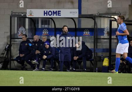 Mourneview Park, Lurgan, comté d'Armagh, Irlande du Nord, Royaume-Uni. 13 octobre 2023. Sports Direct Premiership – Glenavon v Cliftonville. Action du match de ce soir au Mourneview Park (Glenavon en bleu)le gérant de Glenavon Stephen McDonnell sur la ligne de touche. . Crédit : CAZIMB/Alamy Live News. Banque D'Images