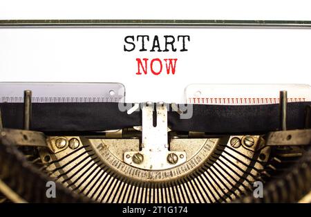 Symbole Démarrer maintenant. Mots concept commencez maintenant tapés sur la belle vieille machine à écrire rétro. Beau fond de papier blanc. Marketing d'entreprise, motivation Banque D'Images