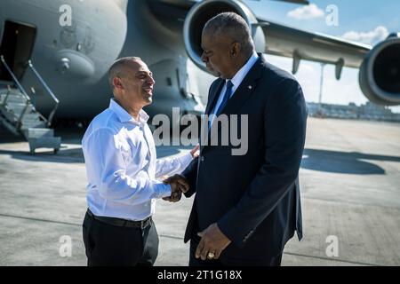 Tel Aviv, Israël. 13 octobre 2023. Le secrétaire américain à la Défense Lloyd Austin, à droite, est accueilli par le brigadier général des Forces de défense israéliennes Dror Shalom, à gauche, à son arrivée à la base aérienne Nevatim, le 13 octobre 2023 à tel Aviv, en Israël. Austin a rencontré les dirigeants israéliens et leur a assuré que « nous avons vos arrières » après les attaques brutales du Hamas qui ont tué plus de 1 000 civils israéliens. Crédit : Chad McNeeley/DOD photo/Alamy Live News Banque D'Images