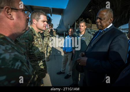 Tel Aviv, Israël. 13 octobre 2023. Le secrétaire américain à la Défense Lloyd Austin, à droite, s’arrête pour parler avec des aviateurs de l’US Air Force livrant des munitions pour les Forces de défense israéliennes à la base aérienne Nevatim, le 13 octobre 2023 à tel Aviv, Israël. Austin a rencontré les dirigeants israéliens et leur a assuré que « nous avons vos arrières » après les attaques brutales du Hamas qui ont tué plus de 1 000 civils israéliens. Crédit : Chad McNeeley/DOD photo/Alamy Live News Banque D'Images