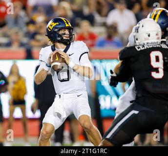 12 octobre 2023 : Garrett Greene (6 ans), quarterback de Virginie-Occidentale, semble passer lors d'un match de football universitaire entre les Cougars de Houston et les Mountaineers de Virginie-Occidentale le 12 octobre 2023 à Houston. (Image de crédit : © Scott Coleman/ZUMA Press Wire) USAGE ÉDITORIAL SEULEMENT! Non destiné à UN USAGE commercial ! Banque D'Images