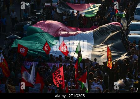 Naples, Italie. 13 octobre 2023. Les gens participent à un rassemblement contre l'occupation des territoires palestiniens et le conflit entre Israël et le Hamas, à Naples. Crédit : Agence photo indépendante/Alamy Live News Banque D'Images