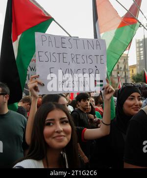 Naples, Italie. 13 octobre 2023. Les gens participent à un rassemblement contre l'occupation des territoires palestiniens et le conflit entre Israël et le Hamas, à Naples. Crédit : Agence photo indépendante/Alamy Live News Banque D'Images