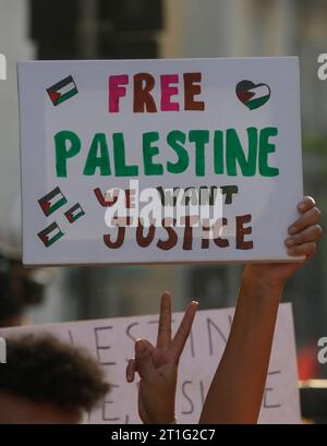 Naples, Italie. 13 octobre 2023. Les gens participent à un rassemblement contre l'occupation des territoires palestiniens et le conflit entre Israël et le Hamas, à Naples. Crédit : Agence photo indépendante/Alamy Live News Banque D'Images