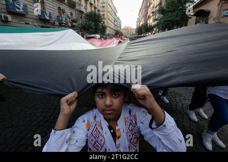 Naples, Italie. 13 octobre 2023. Les gens participent à un rassemblement contre l'occupation des territoires palestiniens et le conflit entre Israël et le Hamas, à Naples. Crédit : Agence photo indépendante/Alamy Live News Banque D'Images