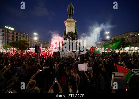 Naples, Italie. 13 octobre 2023. Les gens participent à un rassemblement contre l'occupation des territoires palestiniens et le conflit entre Israël et le Hamas, à Naples. Crédit : Agence photo indépendante/Alamy Live News Banque D'Images