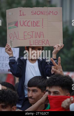 Naples, Italie. 13 octobre 2023. Les gens participent à un rassemblement contre l'occupation des territoires palestiniens et le conflit entre Israël et le Hamas, à Naples. Crédit : Agence photo indépendante/Alamy Live News Banque D'Images