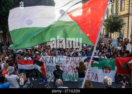 Naples, Italie. 13 octobre 2023. Les gens participent à un rassemblement contre l'occupation des territoires palestiniens et le conflit entre Israël et le Hamas, à Naples. Crédit : Agence photo indépendante/Alamy Live News Banque D'Images