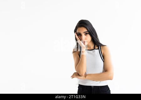 Jeune femme indienne isolée sur fond blanc qui se sent triste et pensive, regardant l'espace de copie. Banque D'Images