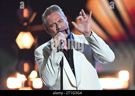 Leipzig, Allemagne. 13 octobre 2023. La chanteuse Sasha chante à la cérémonie de remise des prix des médias « Goldene Henne ». Le prix du public est décerné pour la 29e fois lors d'un gala télévisé à Leipzig. Crédit : Hendrik Schmidt/dpa/Alamy Live News Banque D'Images