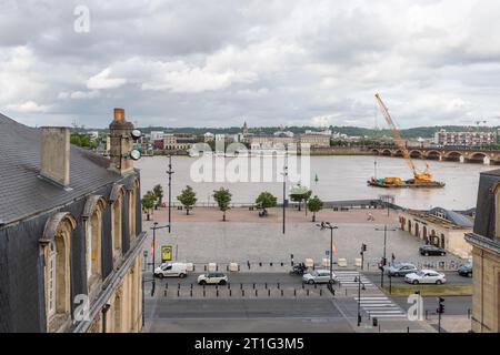 Vue sur la Garonne à Bordeaux, France, du haut de l'ancienne porte Cailhau. Pont de Pierre et rive droite au loin. Banque D'Images