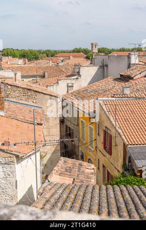 Vue sur les toits de tuiles en terre cuite dans l'ancienne ville d'Arles en Provence, dans le sud de la France Banque D'Images