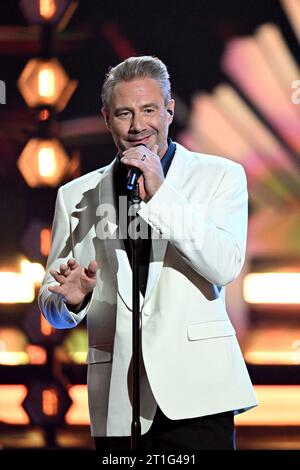 Leipzig, Allemagne. 13 octobre 2023. La chanteuse Sasha chante à la cérémonie de remise des prix des médias « Goldene Henne ». Le prix du public est décerné pour la 29e fois lors d'un gala télévisé à Leipzig. Crédit : Hendrik Schmidt/dpa/Alamy Live News Banque D'Images