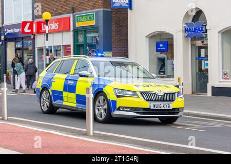 Voiture de police sur appel, High Street, Keynsham, Somerset, Angleterre, Royaume-Uni Banque D'Images