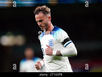 L'Anglais James Maddison porte un brassard noir pour les victimes du conflit israélo-palestinien lors du match amical international au stade de Wembley, à Londres. Date de la photo : Vendredi 13 octobre 2023. Banque D'Images