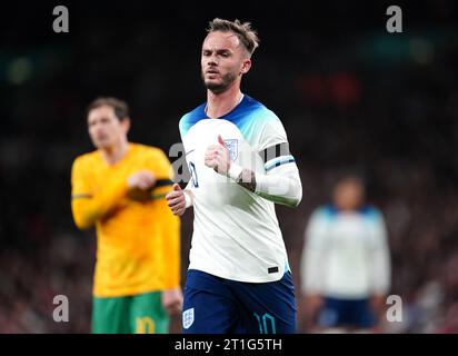 L'Anglais James Maddison porte un brassard noir pour les victimes du conflit israélo-palestinien lors du match amical international au stade de Wembley, à Londres. Date de la photo : Vendredi 13 octobre 2023. Banque D'Images