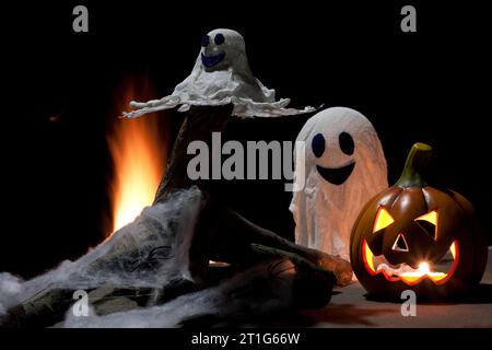 Joyeux Halloween. Décorations festives, fantômes mignons et lueur dans le noir Jack-O-Lantern. lanterne de citrouille sculptée avec grimace sinistre, les fantômes sont un attribut Banque D'Images