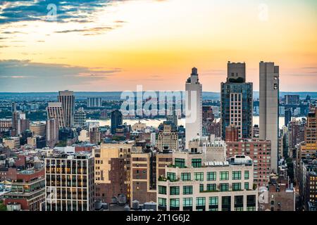 new york, coucher de soleil, coloré, manhattan, new york, bâtiments, ville, crépuscule, soirée, extérieur, hudson river, monument, moderne, nouveau maillot, ny, ancien, Banque D'Images