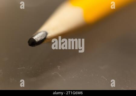 Une photo détaillée de la pointe d'un crayon jaune Banque D'Images