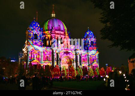 Festival des Lumières 2023 Blick am 13. Oktober 2023 auf den beleuchteten Berliner Dom am Lustgarten während des Festival des Lumières à Berlin. Berlin Berlin Deutschland  JK10611 *** Festival des Lumières 2023 vue le 13 octobre 2023 de la cathédrale de Berlin illuminée au Lustgarten pendant le Festival des Lumières à Berlin Berlin Allemagne JK10611 crédit : Imago/Alamy Live News Banque D'Images