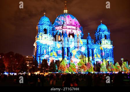 Festival des Lumières 2023 Blick am 13. Oktober 2023 auf den beleuchteten Berliner Dom am Lustgarten während des Festival des Lumières à Berlin. Berlin Berlin Deutschland  JK10642 *** Festival des Lumières 2023 vue le 13 octobre 2023 de la cathédrale de Berlin illuminée au Lustgarten pendant le Festival des Lumières à Berlin Berlin Allemagne JK10642 crédit : Imago/Alamy Live News Banque D'Images