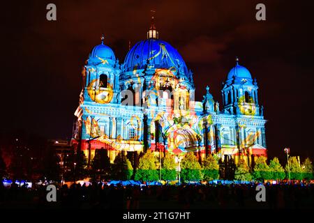 Festival des Lumières 2023 Blick am 13. Oktober 2023 auf den beleuchteten Berliner Dom am Lustgarten während des Festival des Lumières à Berlin. Berlin Berlin Deutschland  JK10636 *** Festival des Lumières 2023 vue le 13 octobre 2023 de la cathédrale de Berlin illuminée au Lustgarten pendant le Festival des Lumières à Berlin Berlin Allemagne JK10636 crédit : Imago/Alamy Live News Banque D'Images