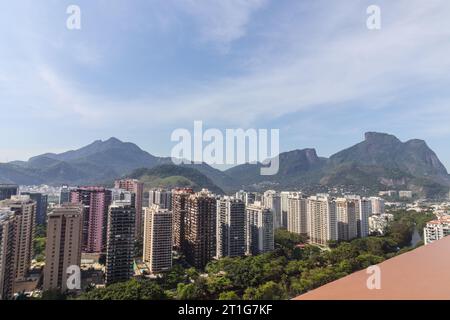 Vue sur la plage de Barra da Tijuca à Rio de Janeiro, Brésil. Banque D'Images