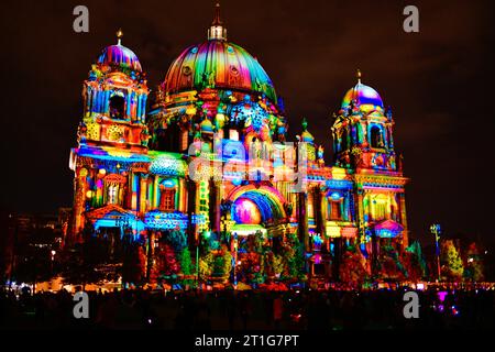 Festival des Lumières 2023 Blick am 13. Oktober 2023 auf den beleuchteten Berliner Dom am Lustgarten während des Festival des Lumières à Berlin. Berlin Berlin Deutschland  JK10644 *** Festival des Lumières 2023 vue le 13 octobre 2023 de la cathédrale de Berlin illuminée au Lustgarten pendant le Festival des Lumières à Berlin Berlin Allemagne JK10644 crédit : Imago/Alamy Live News Banque D'Images