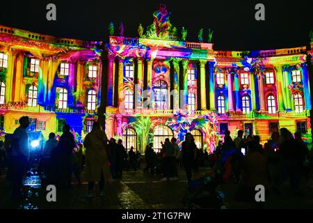 Festival des Lumières 2023 Blick am 13. Oktober 2023 auf die Juristische Fakultät der Humboldt-Universität am Bebelplatz während des Festival des Lumières à Berlin. Berlin Berlin Deutschland  JK10601 *** Festival des Lumières 2023 vue le 13 octobre 2023 de la Faculté de droit de l'Université Humboldt à Bebelplatz pendant le Festival des Lumières à Berlin Berlin Allemagne JK10601 crédit : Imago/Alamy Live News Banque D'Images