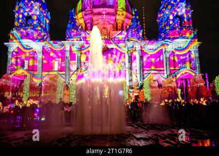 Festival des Lumières 2023 Blick am 13. Oktober 2023 auf den beleuchteten Berliner Dom am Lustgarten während des Festival des Lumières à Berlin. Berlin Berlin Deutschland  JK10662 *** Festival des Lumières 2023 vue le 13 octobre 2023 de la cathédrale de Berlin illuminée au Lustgarten pendant le Festival des Lumières à Berlin Berlin Allemagne JK10662 crédit : Imago/Alamy Live News Banque D'Images