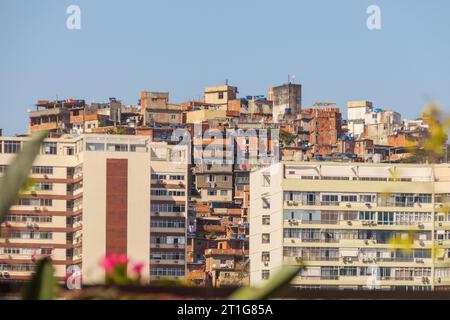 Maisons sur la colline de Cantagalo à Rio de Janeiro, Brésil. Banque D'Images