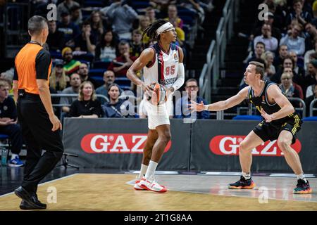 Berlin, Allemagne. 12 octobre 2023. Chima Moneke (à gauche) de Baskonia Vitoria-Gasteiz et Justin Bean (à droite) d'Alba Berlin vus en action lors du Round 2 de la saison régulière 2023/2024 de Turkish Airlines Euroleague entre Alba Berlin et Baskonia Vitoria-Gasteiz au Mercedes-Benz Arena. Score final ; Baskonia Vitoria-Gasteiz 91:86 Alba Berlin. (Photo Nicholas Muller/SOPA Images/Sipa USA) crédit : SIPA USA/Alamy Live News Banque D'Images