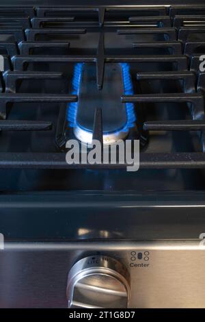 Gros plan d'un brûleur à gaz sur un poêle résidentiel, 2023, États-Unis Banque D'Images