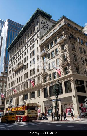 Le bâtiment emblématique Lord & Taylor de la Cinquième Avenue a été restauré, New York City, USA 2023 Banque D'Images